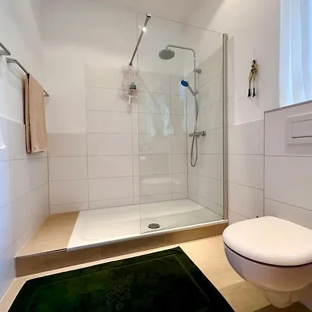 Stylish Quiet Oasis Near Station Apartman