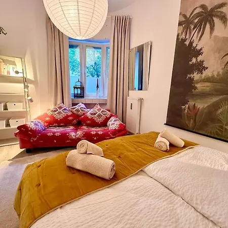 Stylish Quiet Oasis Near Station Apartman *