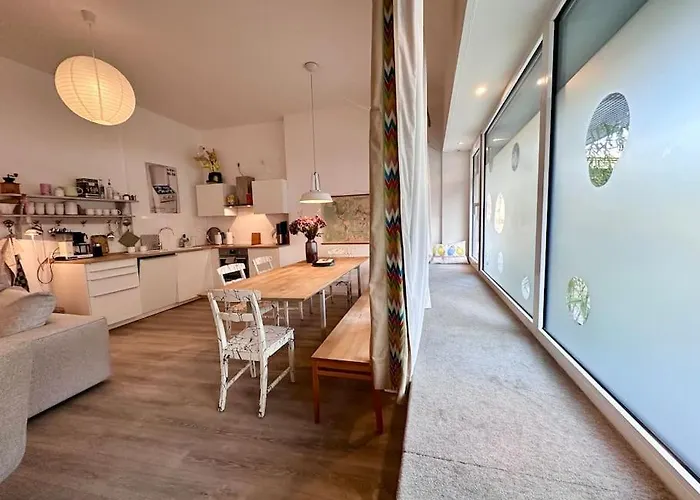 Stylish Quiet Oasis Near Station Apartment Köln