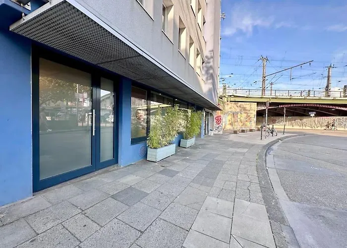 Stylish Quiet Oasis Near Station *