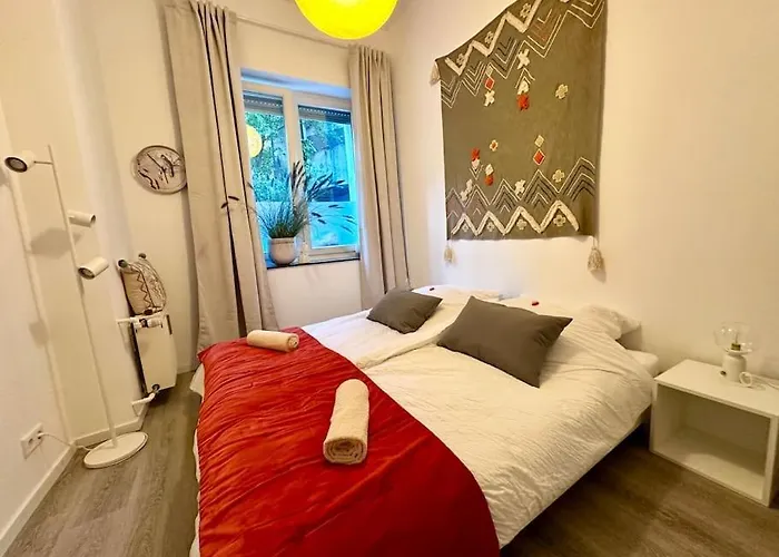 Stylish Quiet Oasis Near Station