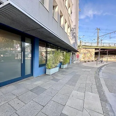 Stylish Quiet Oasis Near Station *