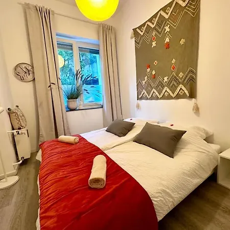 Stylish Quiet Oasis Near Station